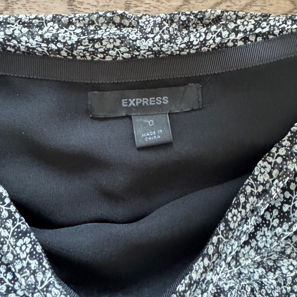 Express Size 0 Black White Floral Ruched Waist Mini Skirt - Chic & Feminine - Picture 3 of 5